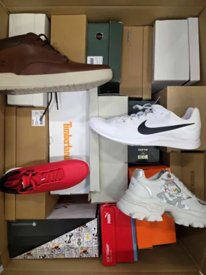 The photo shows a package with footwear in the category BS.