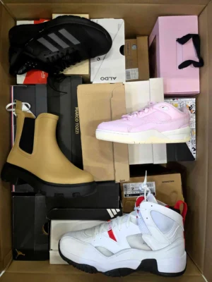 The photo shows a package with footwear in the category BS.