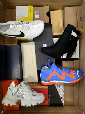 The photo shows a package with footwear in the category BS.