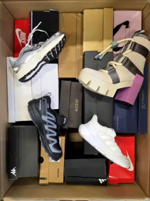 The photo shows a package with footwear in the category BS.