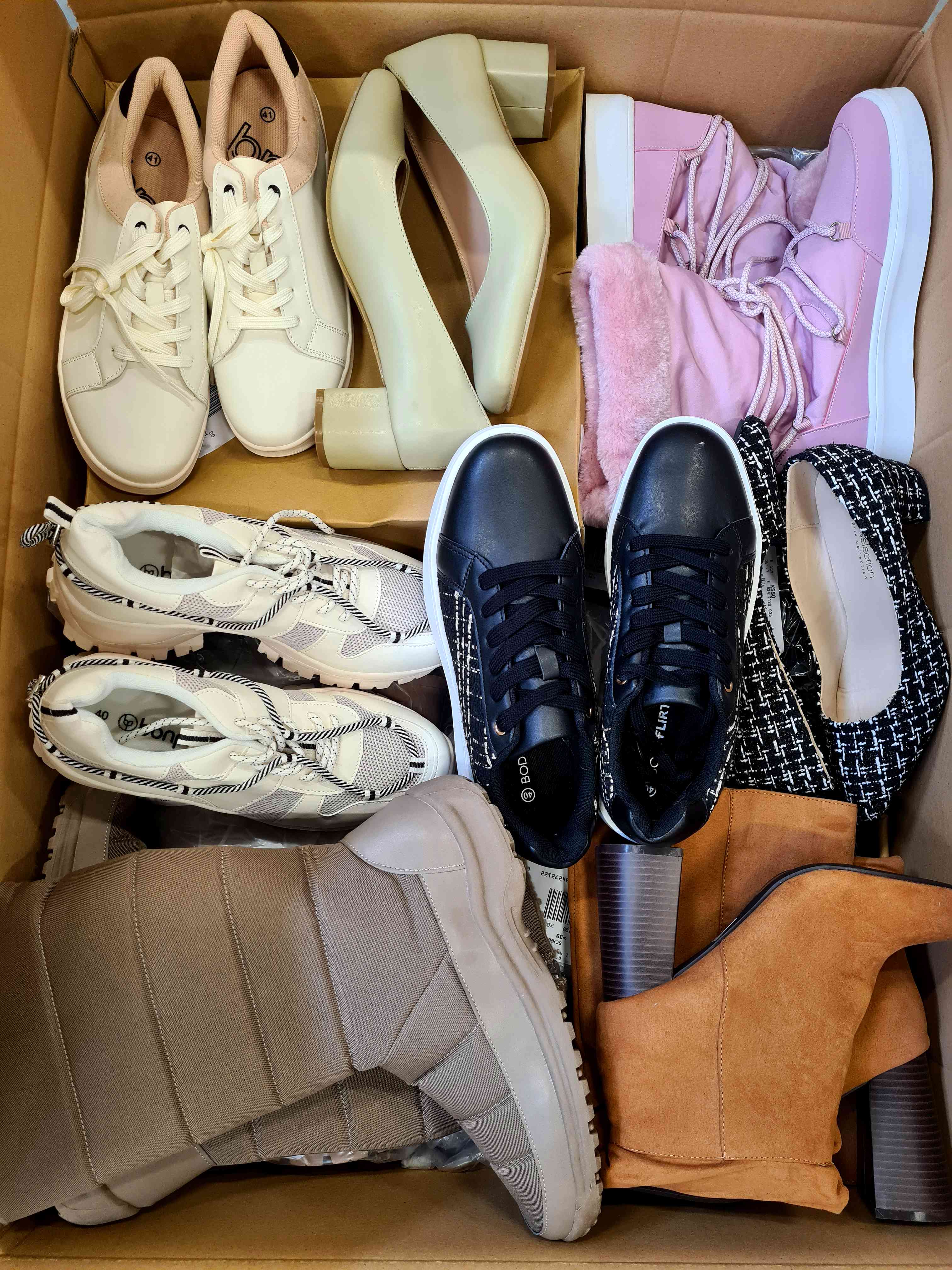 BPS210 3 The photo shows a package with clothing in the category BPS.