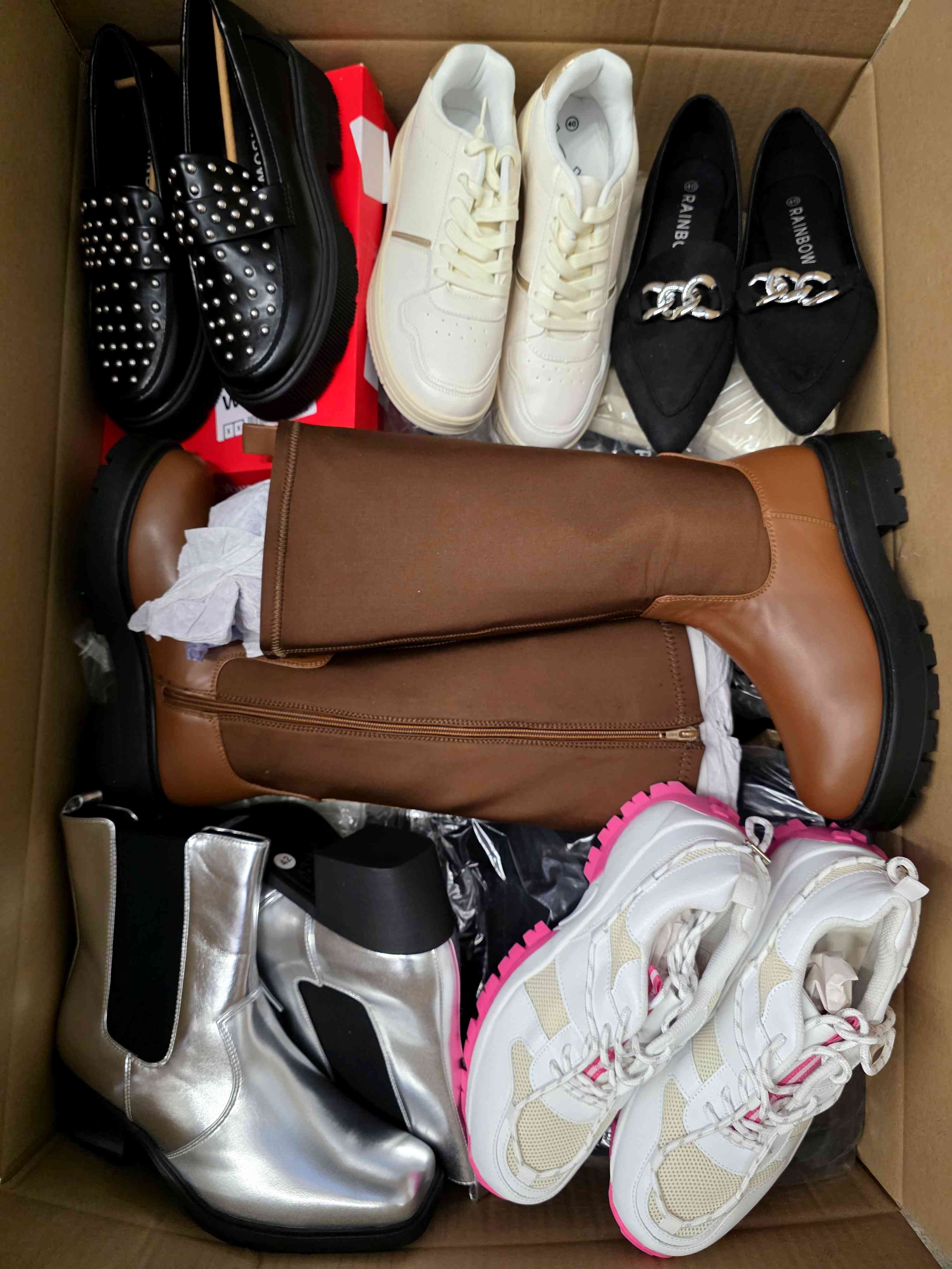 BPS216 3 The photo shows a package with clothing in the category BPS.