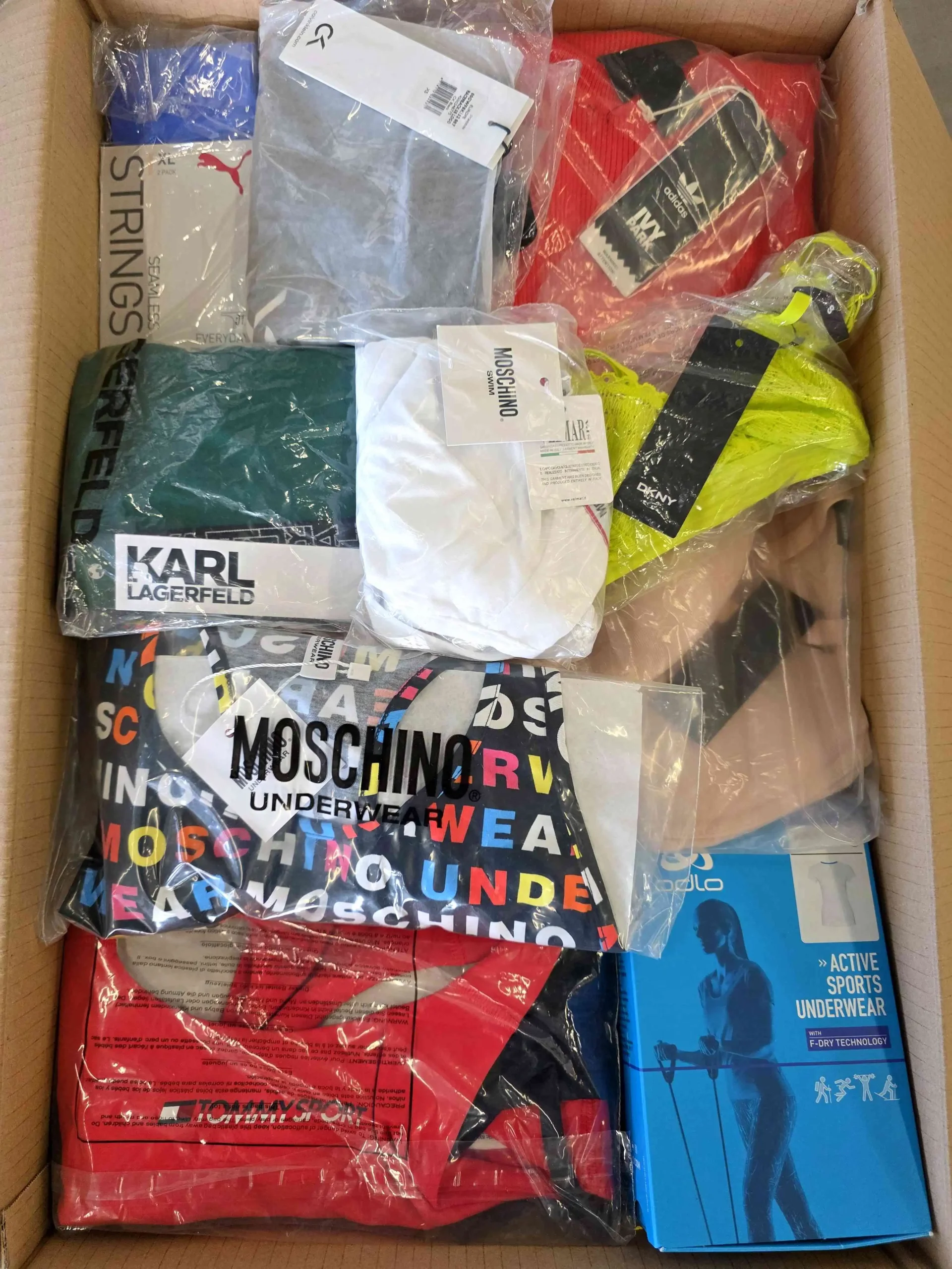 AU230 3 The photo shows a package with clothing in the category AU.