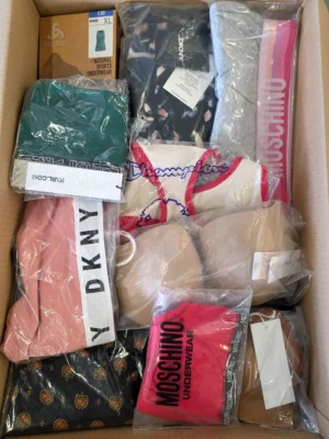 The photo shows a package with clothing in the category AU.