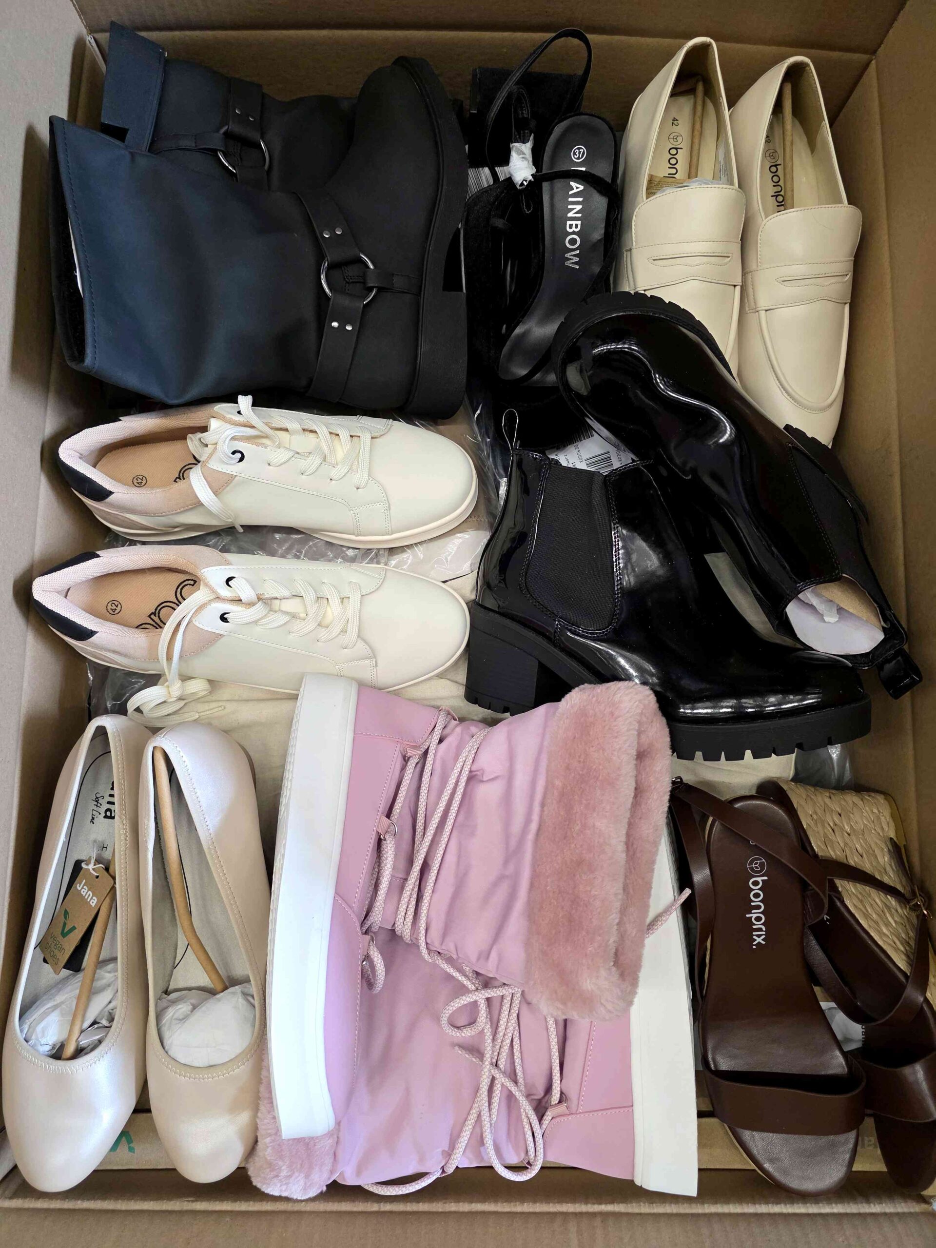 BPS233 3 The photo shows a package with clothing in the category BPS.