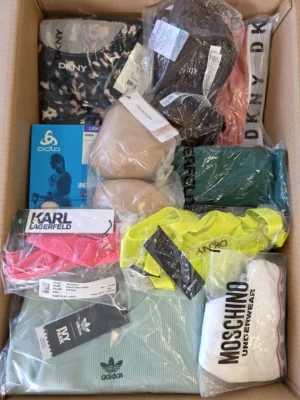 The photo shows a package with clothing in the category AU.