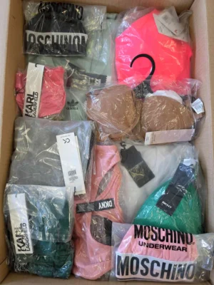 The photo shows a package with clothing in the category AU.