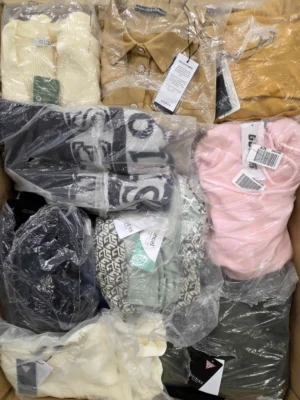 The photo shows a package with clothing in the category B.