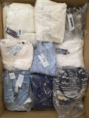 The photo shows a package with clothing in the category B.