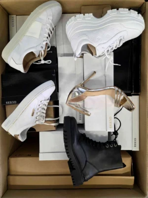 The photo shows a package with footwear in the category BS.