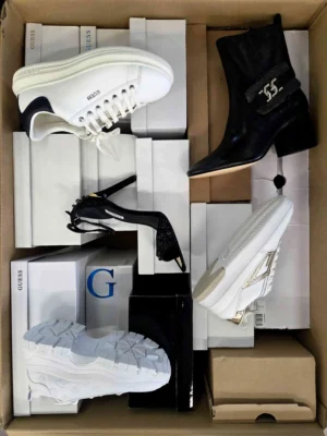 The photo shows a package with footwear in the category BS.