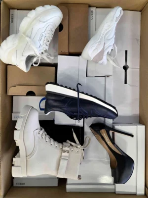 The photo shows a package with footwear in the category BS.