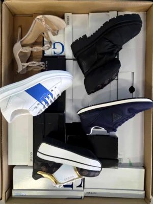 The photo shows a package with footwear in the category BS.