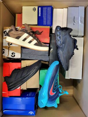 The photo shows a package with footwear in the category CS.