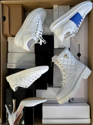 The photo shows a package with footwear in the category BS.