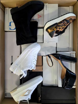 The photo shows a package with footwear in the category BS.