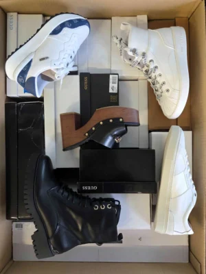 The photo shows a package with footwear in the category BS.