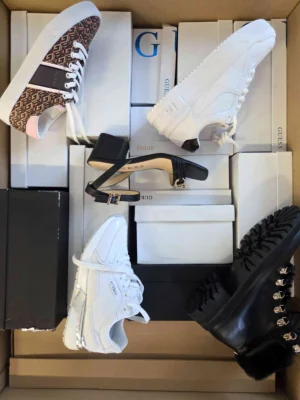 The photo shows a package with footwear in the category BS.