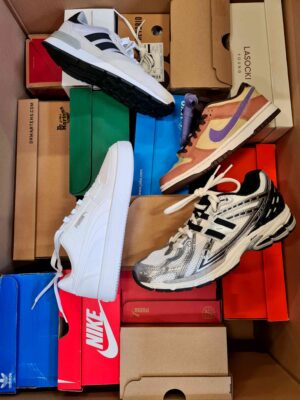 The photo shows a package with footwear in the category CS.