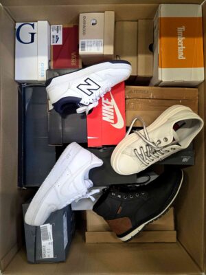 The photo shows a package with footwear in the category CS.