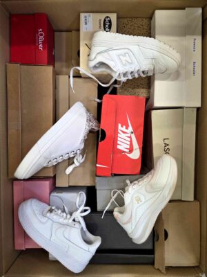 The photo shows a package with footwear in the category CS.