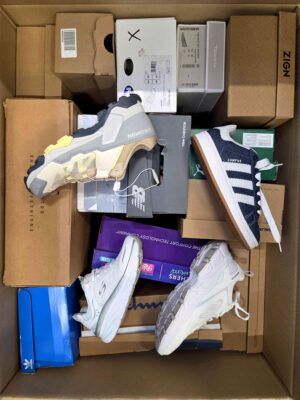 The photo shows a package with footwear in the category CS.