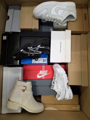 The photo shows a package with footwear in the category CS.