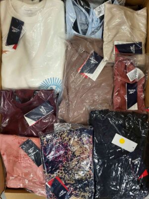 The photo shows a package with clothing in the category R.