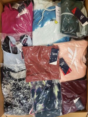 The photo shows a package with clothing in the category R.