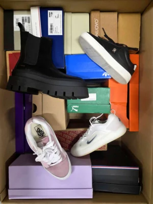 The photo shows a package with footwear in the category CS.
