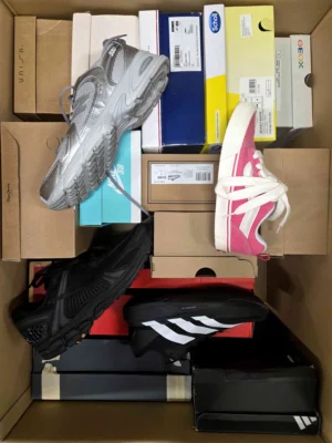 The photo shows a package with footwear in the category CS.