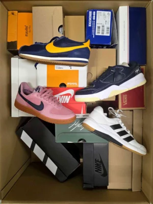 The photo shows a package with footwear in the category CS.