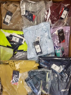 The photo shows a package with clothing in the category R.