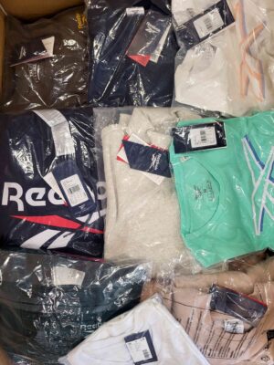 The photo shows a package with clothing in the category R.