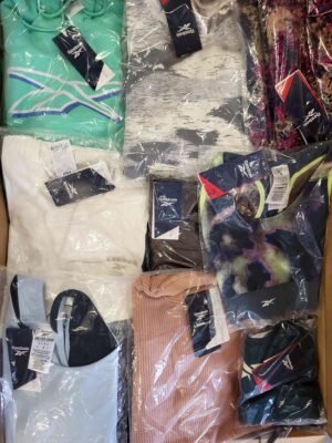 The photo shows a package with clothing in the category R.