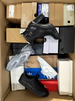The photo shows a package with footwear in the category CS.