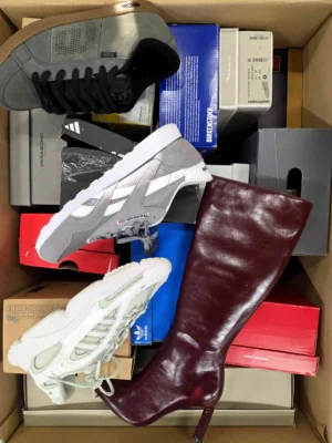 The photo shows a package with footwear in the category CS.