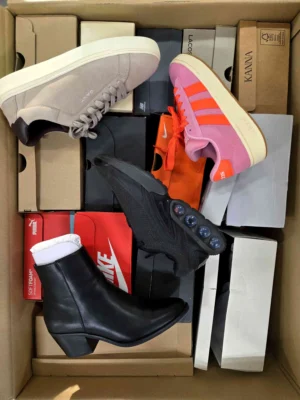 The photo shows a package with footwear in the category CS.