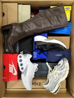 The photo shows a package with footwear in the category CS.