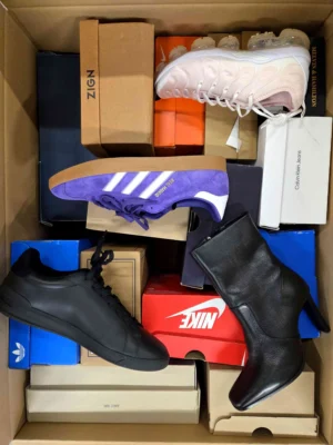 The photo shows a package with footwear in the category CS.