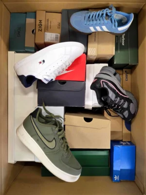 The photo shows a package with footwear in the category CS.
