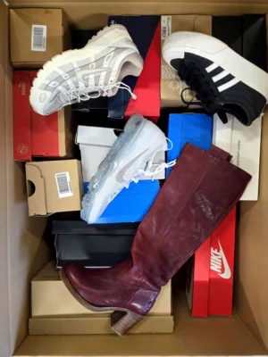 The photo shows a package with footwear in the category CS.