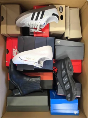 The photo shows a package with footwear in the category CS.