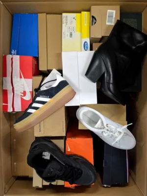 The photo shows a package with footwear in the category CS.