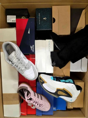 The photo shows a package with footwear in the category CS.