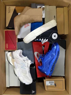 The photo shows a package with footwear in the category CS.