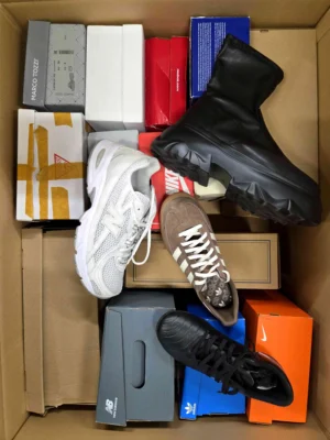 The photo shows a package with footwear in the category CS.