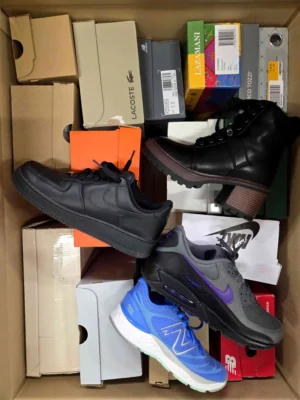 The photo shows a package with footwear in the category CS.