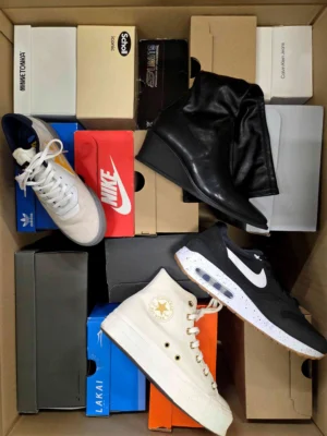 The photo shows a package with footwear in the category CS.