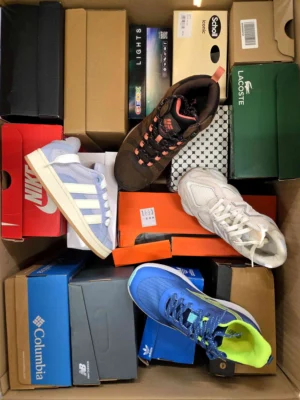 The photo shows a package with footwear in the category CS.